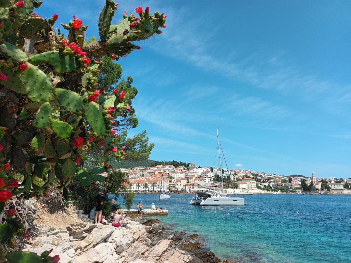 Jesliving Hvar - 2 Bedroom Elegant Apartment With Sea View In Historic Center Of Hvar Town Exterior foto