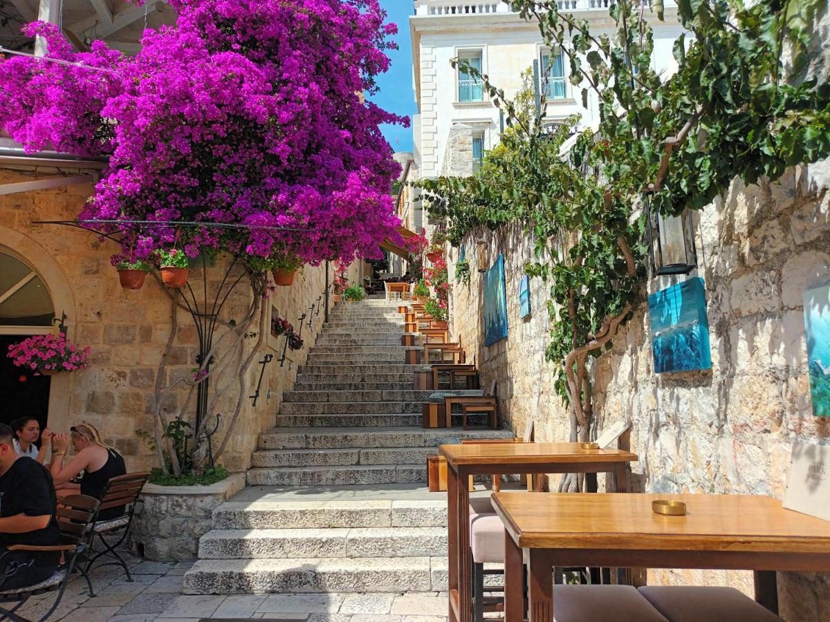 Jesliving Hvar - 2 Bedroom Elegant Apartment With Sea View In Historic Center Of Hvar Town Exterior foto